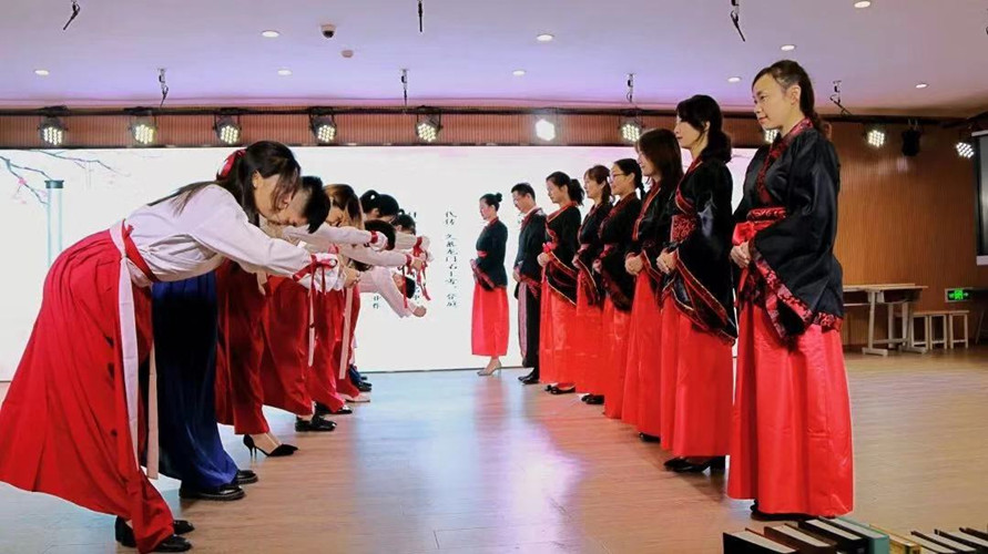實(shí)外五龍2019年秋教師節(jié)“青藍(lán)結(jié)對(duì)”活動(dòng)暨表彰大會(huì)